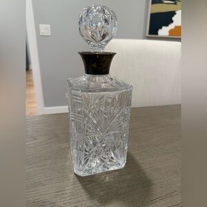 Elegant Crystal Decanter with Stopper